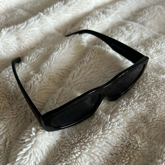 Retro Black Sunglasses - Picture 3 of 3